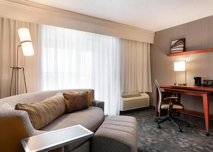 Courtyard By Marriott Normal Hotel 3*