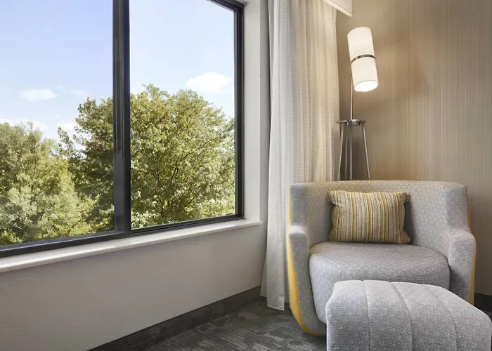 Courtyard By Marriott Normal Hotel