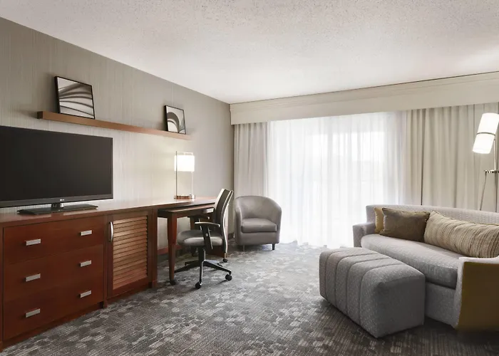 Courtyard By Marriott Normal Отель 3*