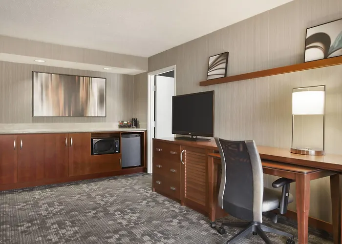 Courtyard By Marriott Normal Отель