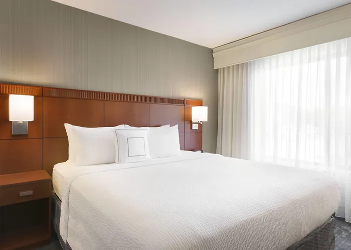 Courtyard By Marriott Normal Отель 3*