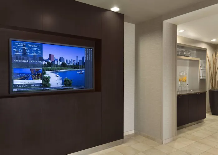 Courtyard By Marriott Normal Отель 3*