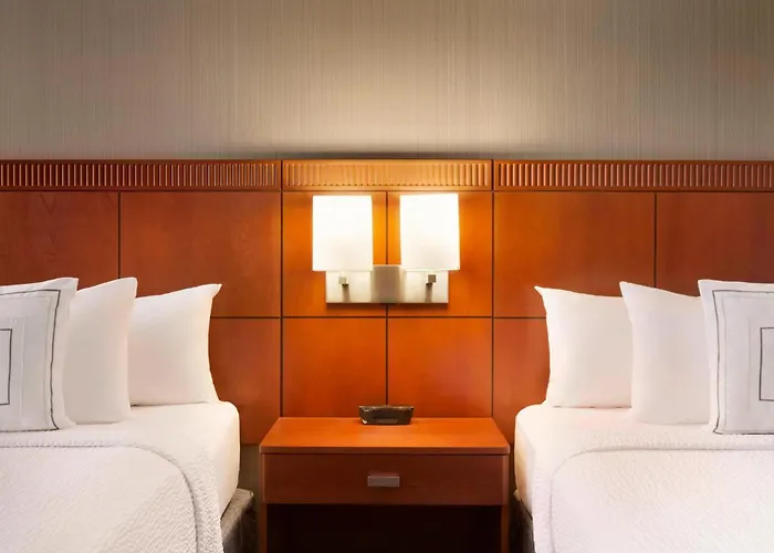 Courtyard By Marriott Normal Hotel
