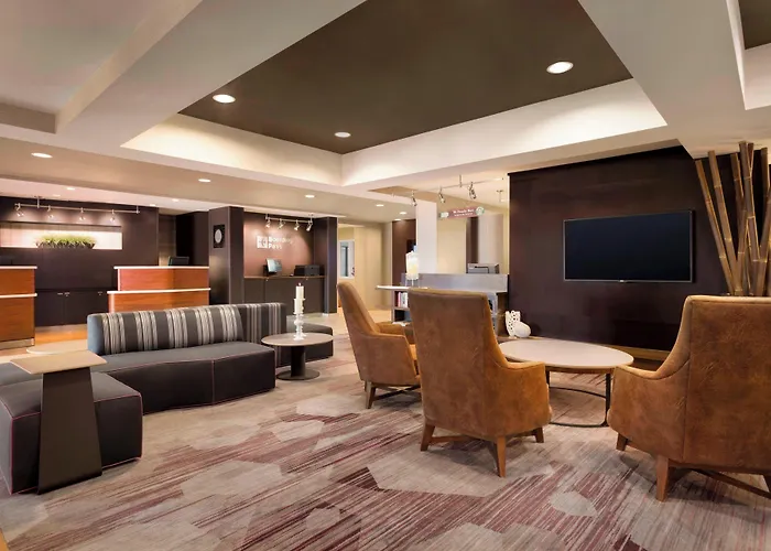 Courtyard By Marriott Normal Отель