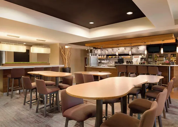 Courtyard By Marriott Normal Hotel