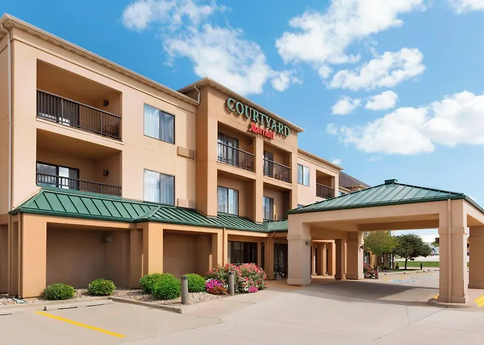 Courtyard By Marriott Normal Hotel