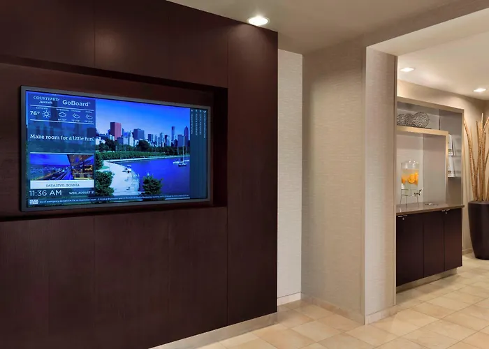 Courtyard By Marriott Normal Hotel