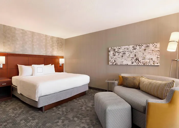 Courtyard By Marriott Normal Hotel