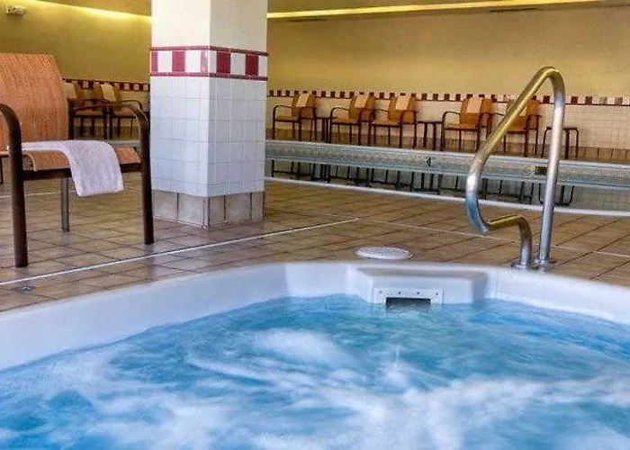Courtyard By Marriott Normal Отель 3*