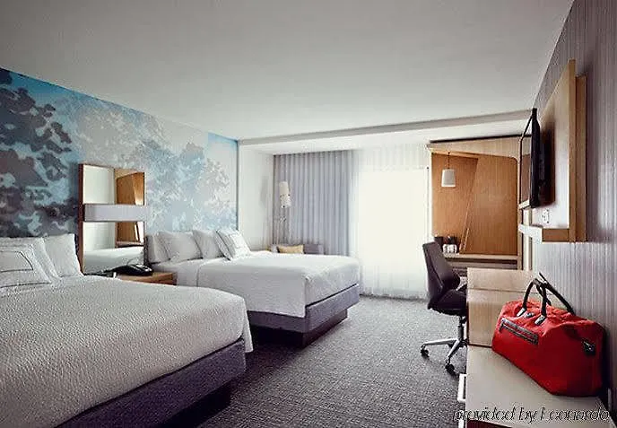 Courtyard By Marriott Normal Отель 3*